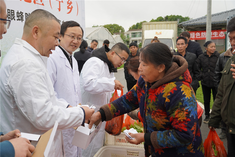 专家现场发放天敌昆虫卵卡、开展技术宣讲教学。受访单位供图