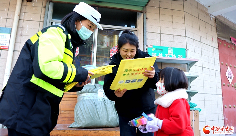 寒假前，康县公安交警进辖区校园“话安全”