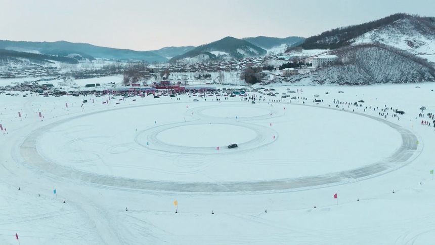 车手们在冰天雪地中一展车技。