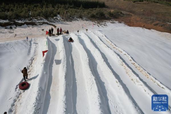 甘肃渭源：冰雪风情引游人