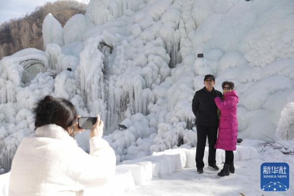 甘肃渭源：冰雪风情引游人