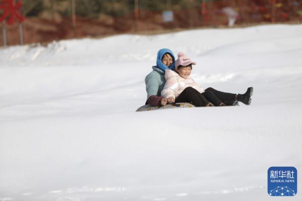 甘肃渭源：冰雪风情引游人