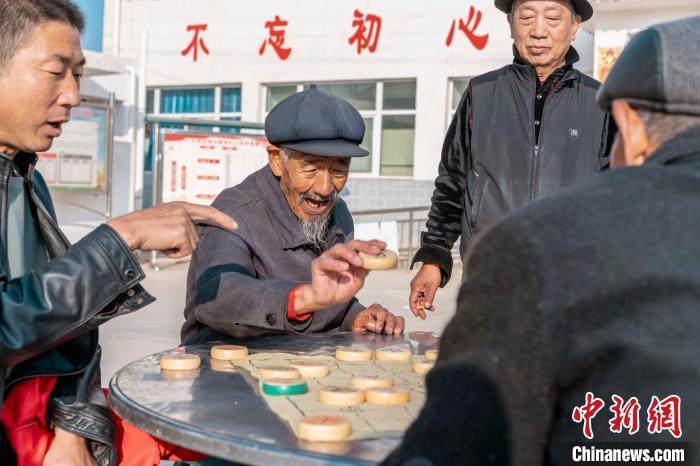 图为农闲时，村里的老人在悠闲下棋。(资料图)白婧 摄