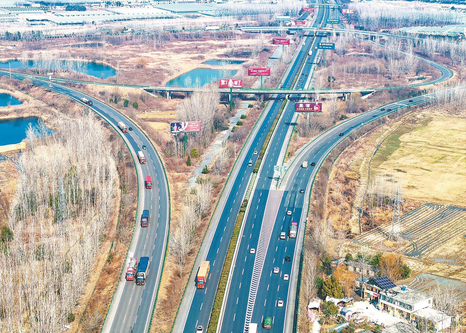 1月28日，在合肥市肥东县境内公路上，货运车辆穿梭往来。近年来，合肥市不断加大基础设施建设，完善提升城区“环+放射+方格网”路网结构，畅通物流大循环，推动产业发展。通讯员 王尚云 摄