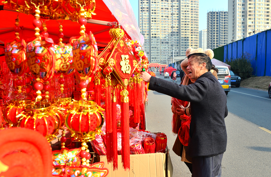 市民在挑选年货。宋乐义摄