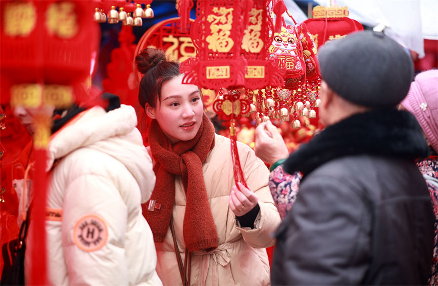 2024年2月3日，人们在湖南省通道侗族自治县城东年货市场上选购新春饰品。李尚引摄