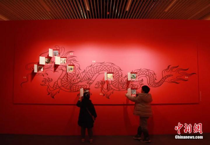 2024年1月，市民在南京市博物馆中国龙甲辰年贺岁展上观看展出的“龙有九子”图。仲雁铭 摄