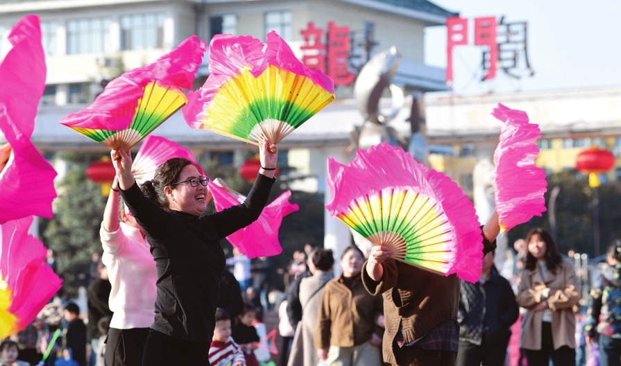 2月16日，在河津龙门广场，市民载歌载舞。李虎威摄