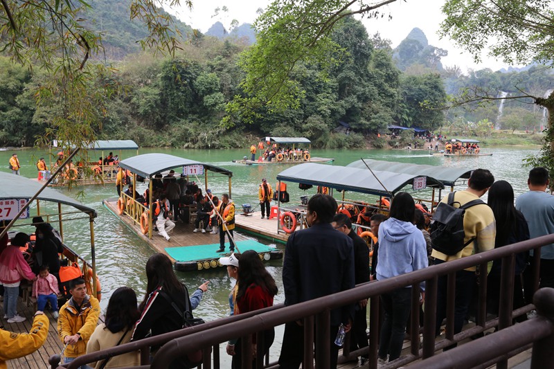德天跨国瀑布景区，游客在排队等候乘竹筏。梁婷摄