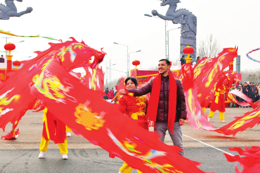 河津市清涧街道办的社火队伍正在进行表演。