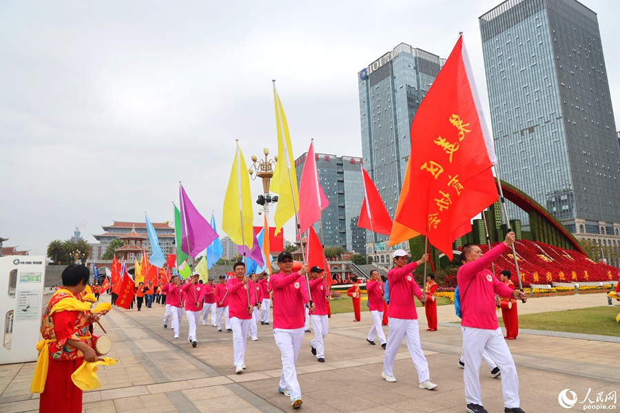 集美区主会场老年人新春健步队伍出发。人民网记者 陈博摄