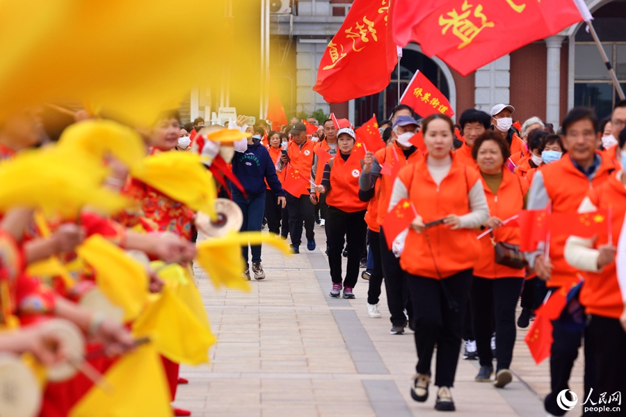 摆开双臂、迈开脚步，健步在春天里。人民网记者 陈博摄