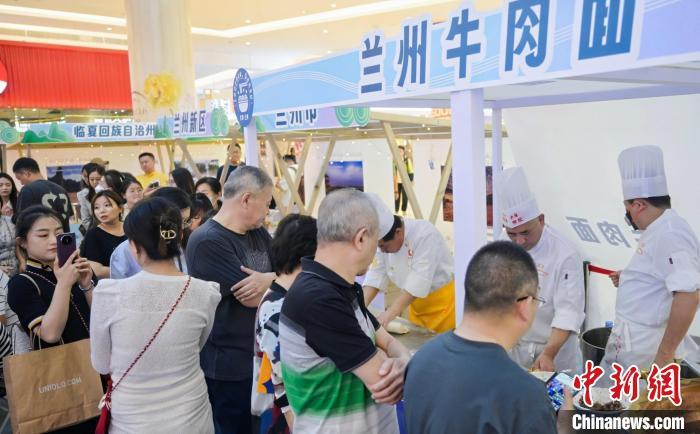 5月11日，“醉美玉如意·感恩帮扶情”甘肃(天津)文创非遗市集和特色美食展示活动在天津举行。(天津市文旅局供图)