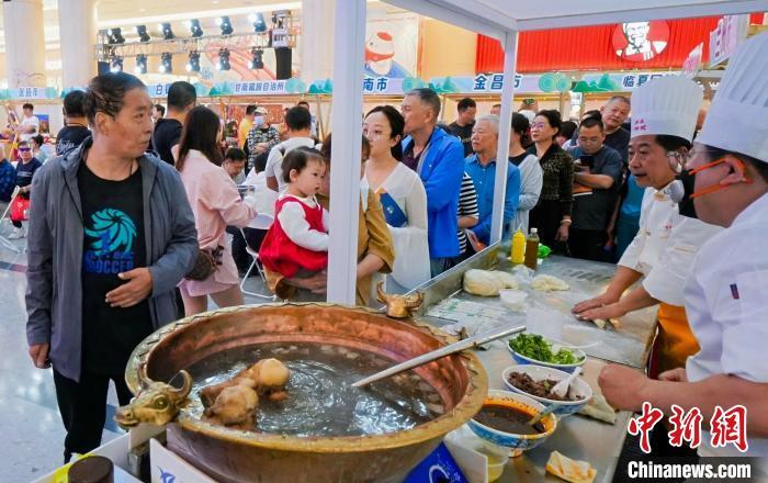 5月11日，“醉美玉如意·感恩帮扶情”甘肃(天津)文创非遗市集和特色美食展示活动在天津举行。(天津市文旅局供图)