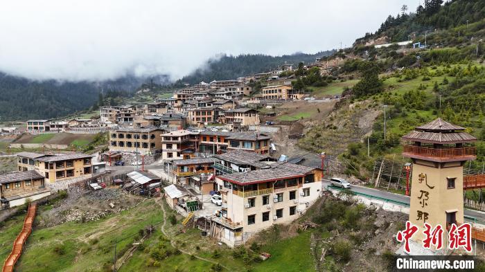 5月11日，雨后的甘肃扎尕那景区云雾缭绕，群山环抱，藏式村落掩映其中，构成独特的人文和自然景观。九美旦增 摄
