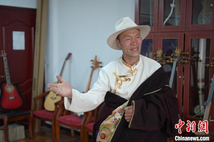 5月8日，格萨尔说唱甘肃省级非物质文化遗产代表性传承人才布扎现场表演。九美旦增 摄