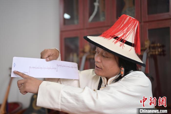 5月8日，牛角琴演奏甘肃省级非物质文化遗产代表性传承人尕藏旦巴展示其创作整理的演奏曲谱。九美旦增 摄