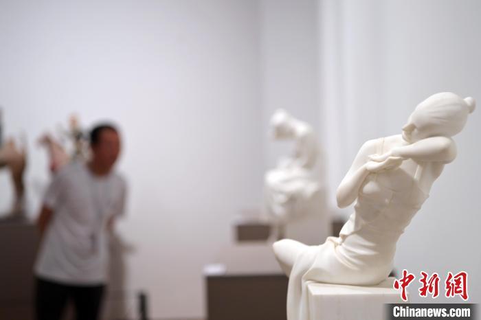 5月21日，在“丝路印迹”雕塑艺术作品展展出的作品《绮罗香·香》。九美旦增 摄</p>
<p>