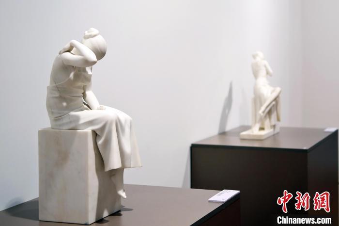 5月21日，在“丝路印迹”雕塑艺术作品展展出的雕塑作品《声声慢·艾艾》。九美旦增 摄</p>
<p>