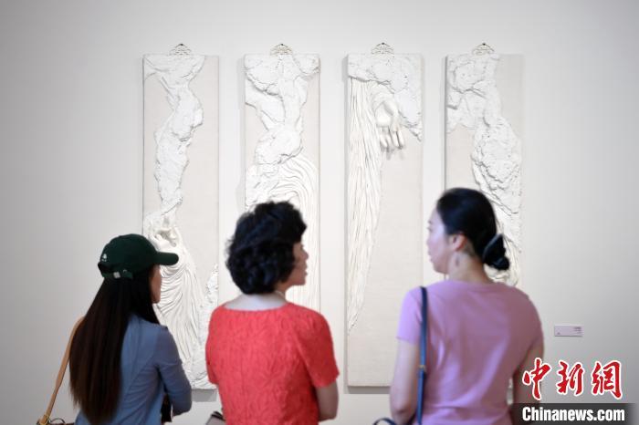 5月21日，观众参观在“丝路印迹”雕塑艺术作品展展出的作品《无相》。九美旦增 摄</p>
<p>