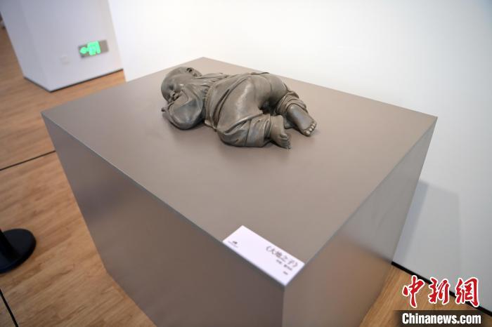 5月21日，在“丝路印迹”雕塑艺术作品展展出的作品《大地之子》。九美旦增 摄</p>
<p>