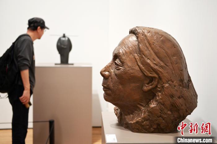 5月21日，在“丝路印迹”雕塑艺术作品展展出的雕塑作品。九美旦增 摄</p>
<p>