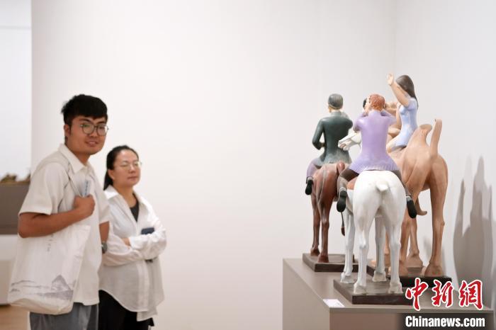 5月21日，观众参观在“丝路印迹”雕塑艺术作品展展出的雕塑作品《丝路话语》。九美旦增 摄</p>
<p>