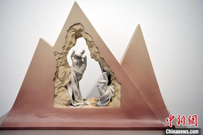 5月21日，在“丝路印迹”雕塑艺术作品展展出的作品《无相——三危山》。九美旦增 摄