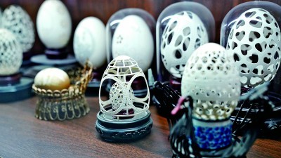 八坊十三巷手工艺馆内的蛋雕作品　张宸萁　摄