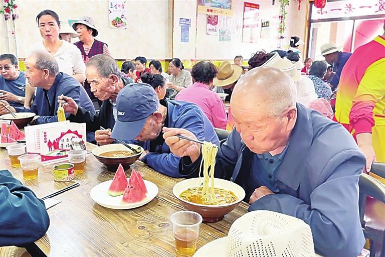 兰州新区新安社区“幸福食堂”解决老人“吃饭难”