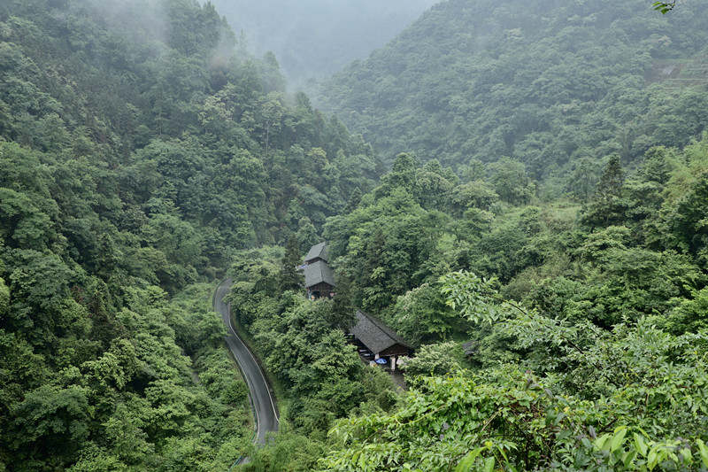 通往海龙屯遗址的盘山公路。顾兰云摄