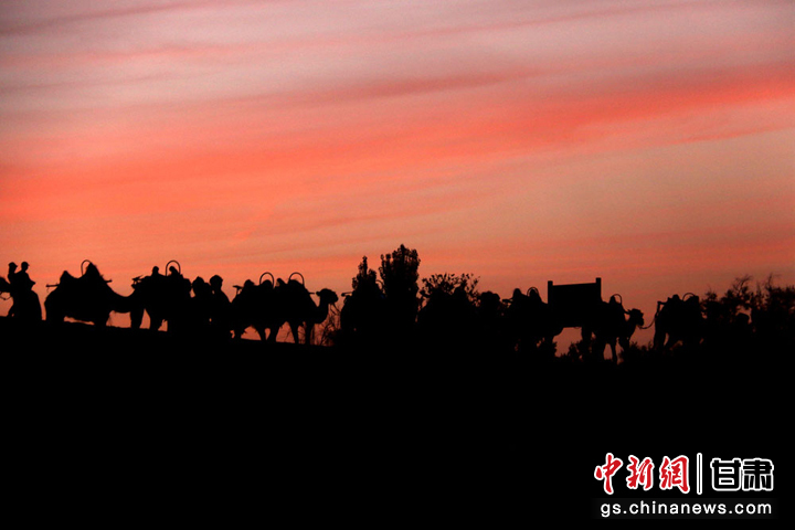 6月9日，敦煌市鸣沙山月牙泉景区晚霞如画，美不胜收。张晓亮　摄