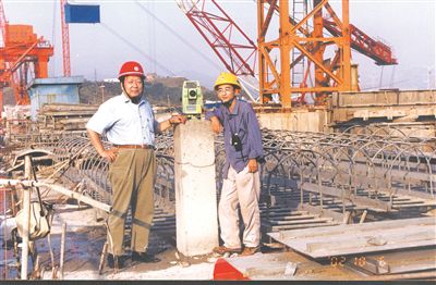  2002年10月，李德仁（左一）在三峡大坝建设工地。