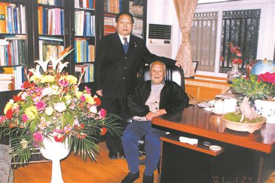 2001年2月，李德仁（左一）给导师王之卓拜年。