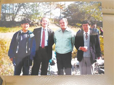 薛其坤（左一）在日本求学期间与导师樱井教授合影。受访者供图