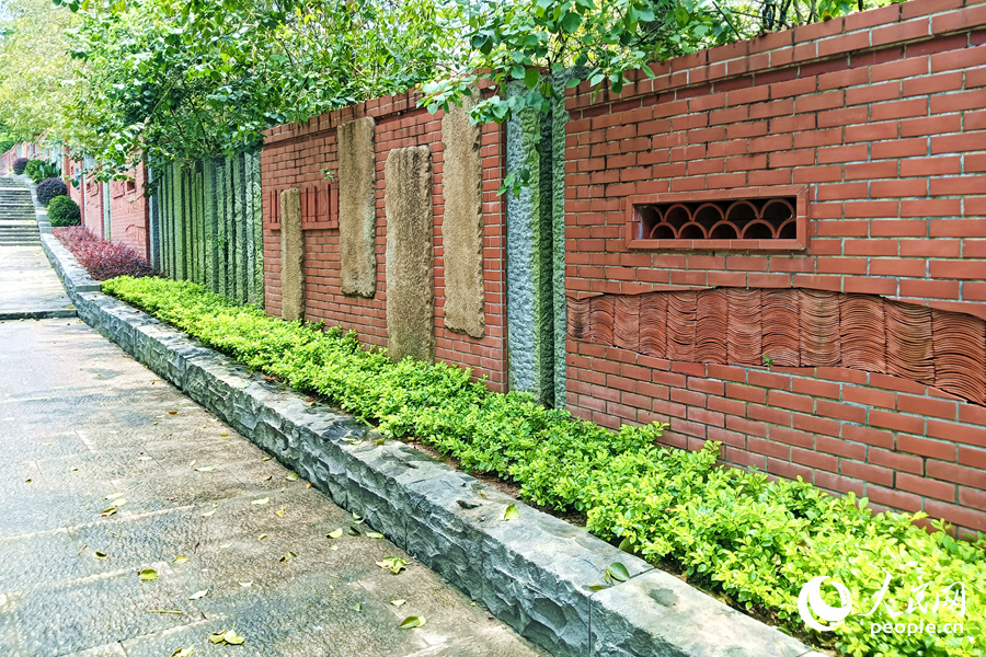 闽南红砖墙相伴的小道。人民网记者 陈博摄