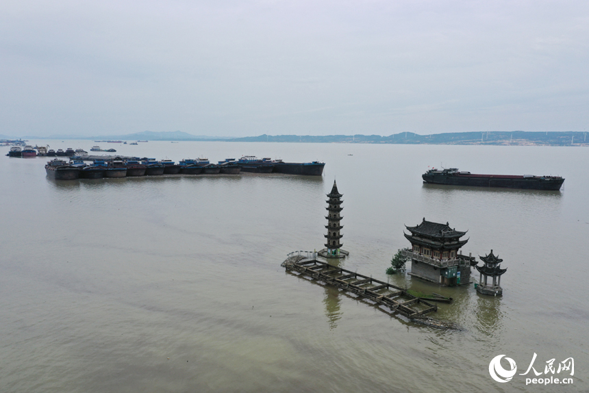 鄱阳湖落星墩底部淹没在水中。人民网记者 时雨摄