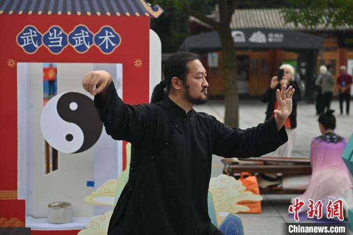 7月14日，甘肃省平凉市崆峒山景区内，武当玄武派传承人展示武当武术。7月13日至14日，“2024年北京体育大学第十五届国际武术比赛交流大会暨首届崆峒山国际武术大会”举行，大会也在崆峒山景区进行问道崆峒、武术高级研修班、崆峒拜师等系列活动。中新社记者 李亚龙 摄</p>
<p>