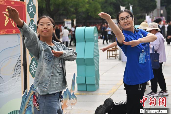 7月14日，甘肃省平凉市崆峒山景区内，霍氏练手拳传承人、霍元甲玄孙女霍静虹(右)教授武术爱好者霍氏练手拳。7月13日至14日，“2024年北京体育大学第十五届国际武术比赛交流大会暨首届崆峒山国际武术大会”举行，大会也在崆峒山景区进行问道崆峒、武术高级研修班、崆峒拜师等系列活动。中新社记者 李亚龙 摄</p>
<p>