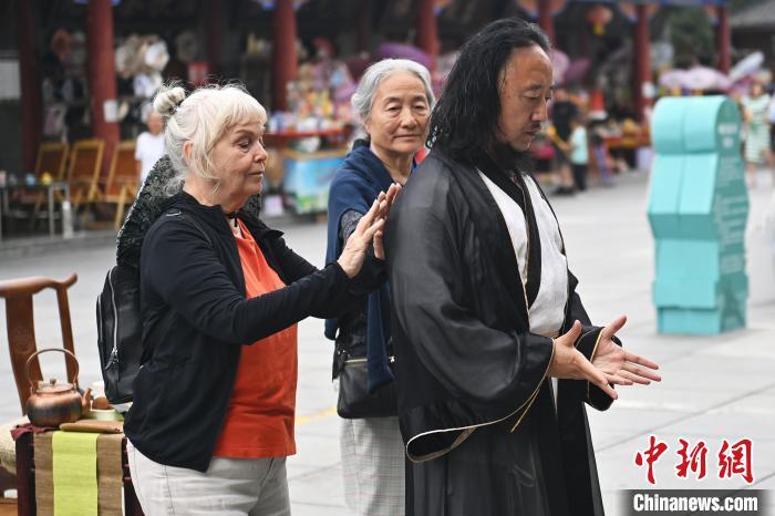 7月14日，甘肃省平凉市崆峒山景区内，外籍武术爱好者感受青城武术。7月13日至14日，“2024年北京体育大学第十五届国际武术比赛交流大会暨首届崆峒山国际武术大会”举行，大会也在崆峒山景区进行问道崆峒、武术高级研修班、崆峒拜师等系列活动。中新社记者 李亚龙 摄</p>
<p>