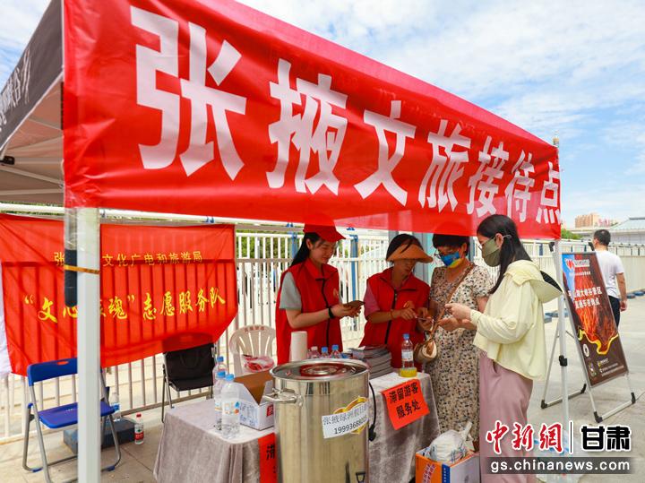 图为张掖市设立接待点为滞留旅客做好服务。殷旭 摄