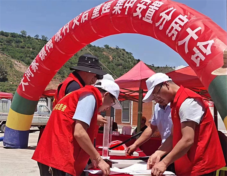 在大河家镇梅坡村灾后重建集中安置分房大会的现场，积石山县纪委监委干部全程监督房号裁装、组织抽号等工作。.jpg