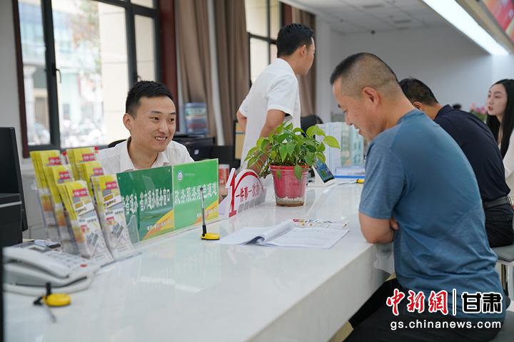 成县政务大厅热情便捷地服务。刘建军 摄