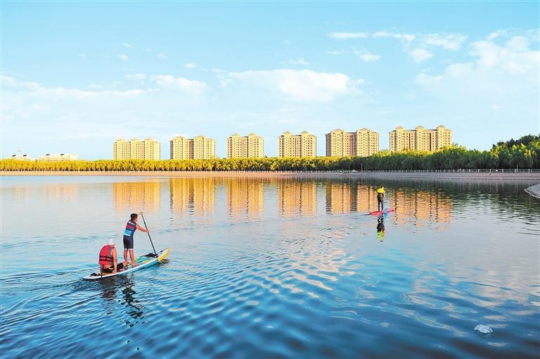 嘉峪关东湖生态旅游景区碧波荡漾引游人