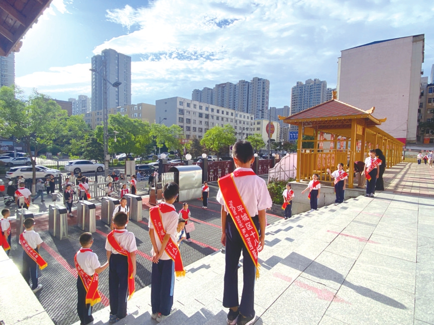 大同市平城区第十八小学校“文明礼仪班”同学欢迎同学和老师到校。本报通讯员摄