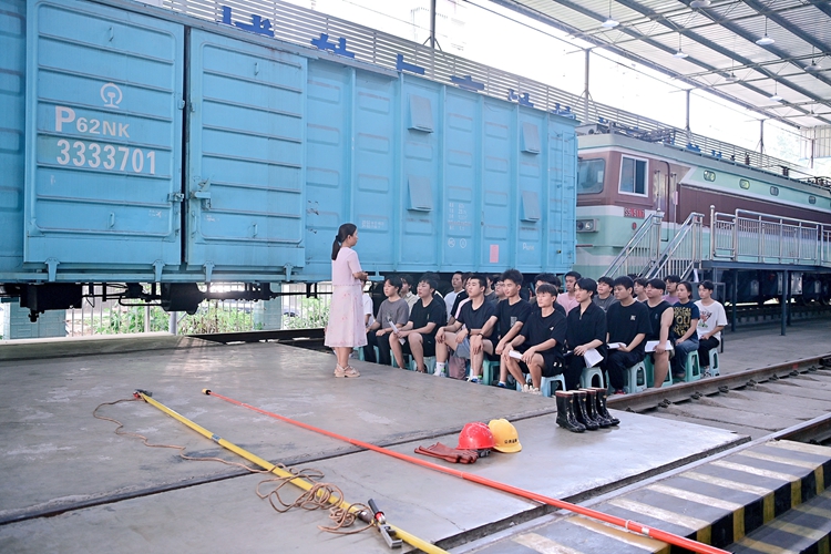 学生在实训基地上课学习。熊桂伟 摄