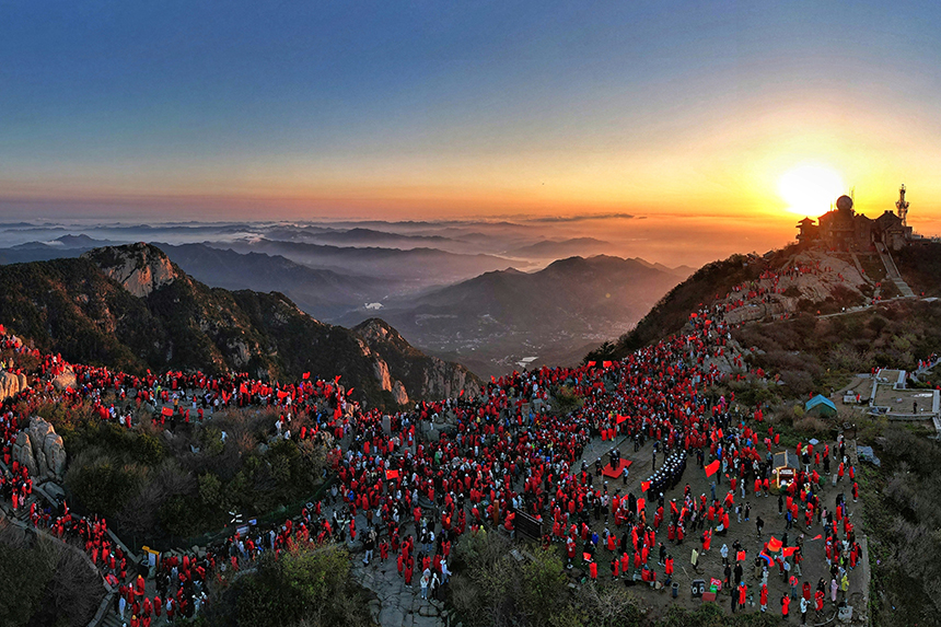 10月1日，游客在泰山之巅迎接日出。陈阳 摄