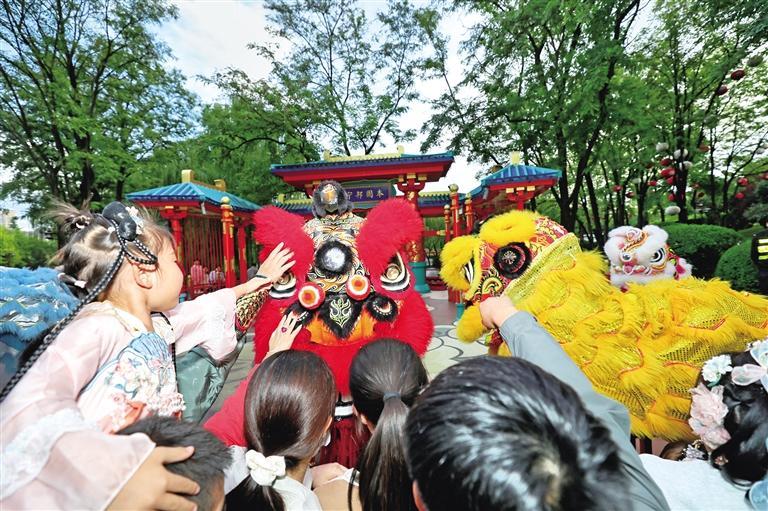 国庆假期，大唐芙蓉园国庆主题活动吸引来自四面八方的游客。图为10月1日，游客与演员互动。许奥博摄