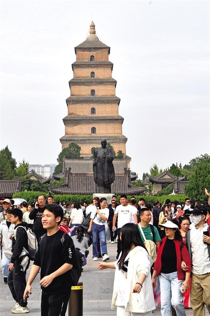 10月6日，游客在西安大雁塔景区参观游览。杜玮摄