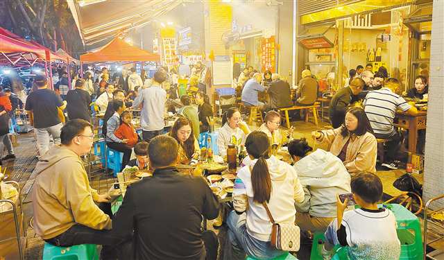 十月六日，渝北区北环，“北环美食街”上坐满了前来吃火锅的游客和市民。记者 崔力 实习生 巨文俊 摄\视觉重庆